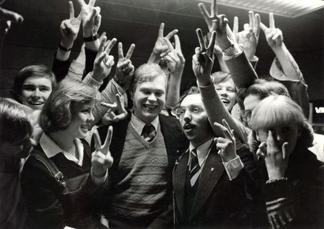 Voitonjuhlintaa kansanedustajaksi nousseen Ben Zyskowiczin vaalivalvojaisissa maaliskuussa 1979.