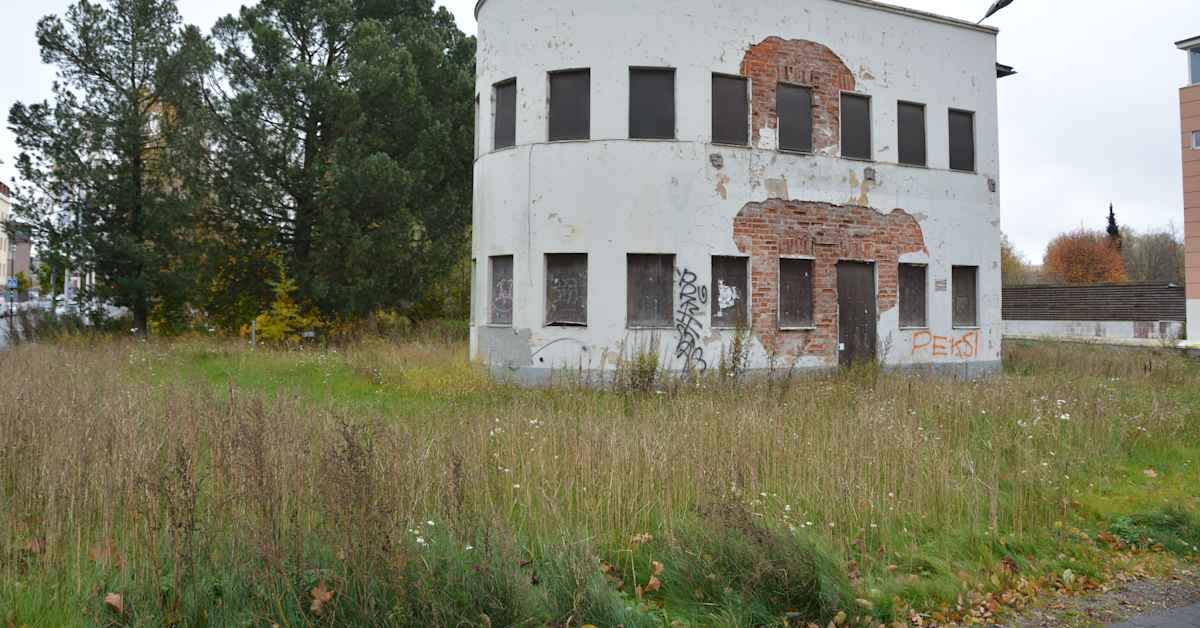 Huoltamo­kiistassa yllätyskäänne: Kokkola uhkaa nyt funkkis­rakennuksen hankkineita yrittäjiä uhkasakolla | Keski-Pohjanmaa