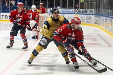 Jakob Ragnarsson kamppaili Kiekko-Espoon Janne Hämäläisen kanssa.