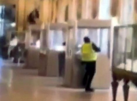 Valvontakamerakuva varkaasta Louvren sisällä.