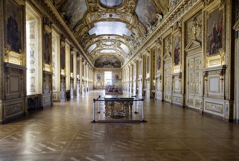 Apollonin galleriassa sijaitsee Louvren Petite Galerie -nimellä tunnetussa siivessä. Ranskan kruununjalokivet ovat sijainneet siellä vuodesta 1887.