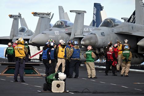 Sotilaita USS Gerald R. Ford -aluksella Naton Neptune Strike 25 -harjoituksissa Oslossa syyskuussa.