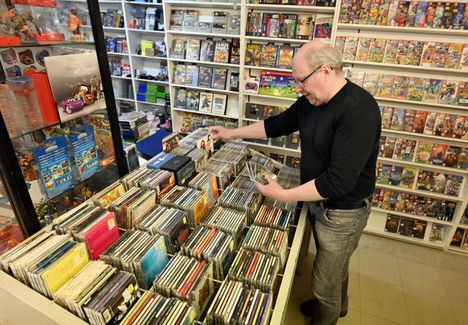 Joni Valkamaalla on Porin Pelipisteessä esillä vain pieni osa Ylen Porin toimitukselta ostamastaan cd-levyvarastosta.