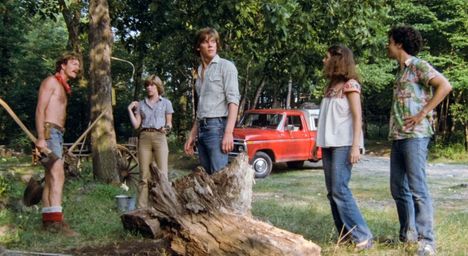 Perjantai 13. sai ensi-iltansa toukokuussa 1980 ja päätyi Suomessa esityskieltoon. Elokuvassa Crystal Lake -kesäleirillä työskentelevät nuoret alkavat kuolla yksi toisensa perään.