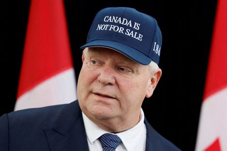 Trumpin suututtaneen mainoksen tilannut Ontarion provinssin pääministeri Doug Ford kuvattuna tammikuussa lippalakissa, jossa lukee, että Kanada ei ole myytävänä.