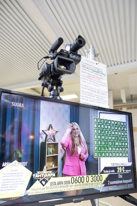 Kahden tunnin suora lähetys on aikamoinen rutistus. Planting sanoo tehneensä kesällä puolen tunnin arpajaislähetyksiä, jotka menevät hujauksessa kahden tunnin Tähtiarpaan verrattuna.