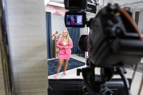 Juontaja Anne-Mari Plantingilla on mukana lähetyksessä juontajan tärkeimmät työvälineet, eli kurkkupastillit ja vesipullo.