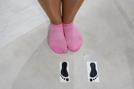 Anne-Mari Planting tekee suorat lähetykset ilman kenkiä. Kuva tv:ssä rajautuu niin, etteivät katsojat näe, kuinka juontaja on studiossa sukkasillaan.