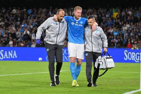 Napolin huoltajat auttoivat De Bruynen pelikentältä.