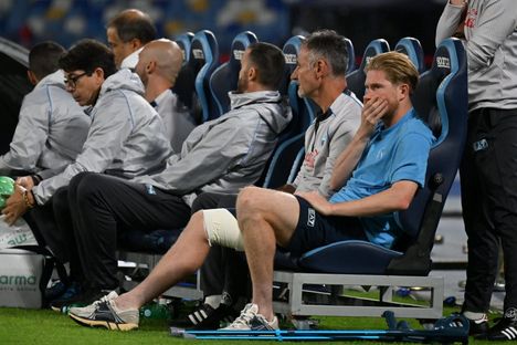 Belgialainen joutui seuraamaan ottelua loppuun vaihtopenkiltä reisi vahvasti teipattuna.