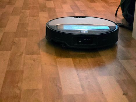 Robotin etuosassa on kamera, jonka avulla laite suunnistaa ja tunnistaa esineitä. Robotin omistaja voi myös etäkatsella sillä kotiaan sovelluksen kautta.