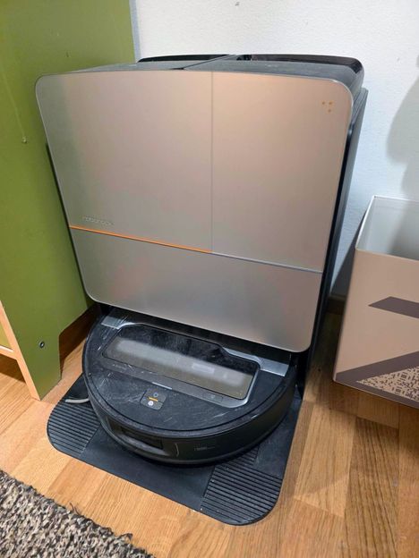 Latausasema vesitankkeineen ja pölysäiliöineen on melkoinen rohjake.