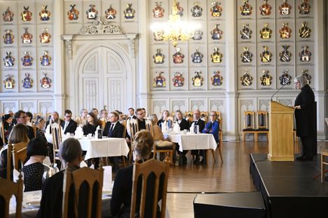 Mona Schalin puhui perjantaina tilaisuudessa, jossa Stubb luovutti hänelle taiteen akateemikon arvonimen.