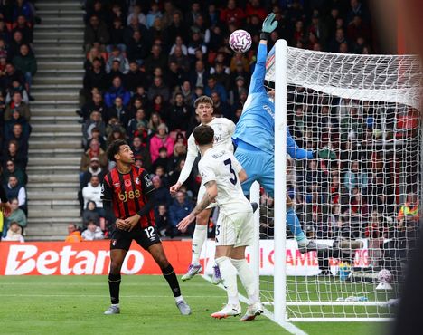 Maalivahti Matz Sels haroi tyhjää, ja pallo painui verkkoon.