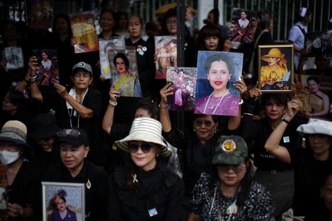 Kansalaiset olivat pukeutuneet mustiin kuningataräidin hautajaisseremonioita varten.