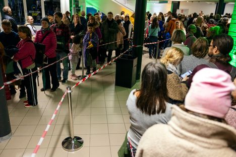 Espoon Metro Areenalla oli paljon ihmisiä jo heti kello kahdeksan jälkeen aamulla. Paikalla annettiin lippuja äiti Amman halausjonoon.