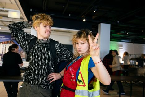 Aku (vas.) ja Iljana olivat valmiita jonottamaan äiti Amman halaukseen. ”Olen jostain kuullut, että Amma on Jeesuksen toinen tuleminen. Siksi halusin tulla”, Aku kertoo.