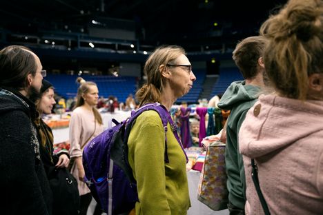 Anja Snellmanin mukaan hänellä ei ole erityistä suhdetta Äiti Ammaan, mutta hänen ystävänsä on ollut aktiviinen tämän organisaatiossa ja Snellman itse kertoo harrastaneensa mantralaulantaa.
