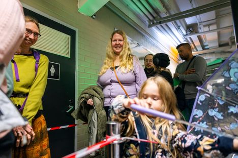 Johanna Mikkilä (keskellä) ja Eedit Mikkilä, 4, jonottivat lippua Amman halaukseen. Johanna Mikkilän kannalta nykyisinä synkeinä aikoina kaivataan ”kollektiivista hyvän mielen tapahtumaa.”