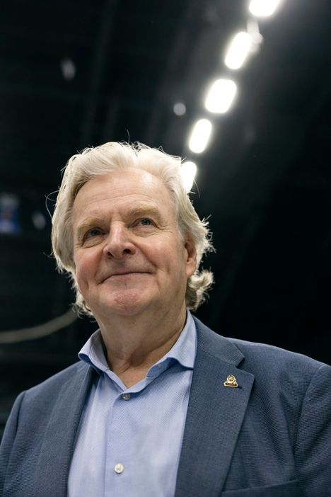 Saksalainen Michael Loebel kertoo seuranneensa äiti Ammaa 20 vuotta. ”Amma ei halua käännyttää ketään mihinkään. Hän opettaa, että onnellisuus on ihmisen oma valinta. Hän ei koskaan ajattele itseään, ja se on ihme.”