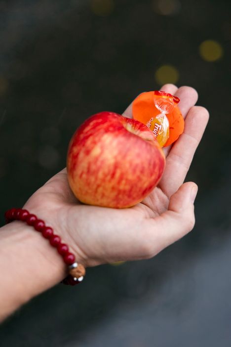 Äiti Amma antoi toimittaja Noona Bäckgrenille lahjaksi omenan, ruusun terälehden, rannekorun ja makeisen.