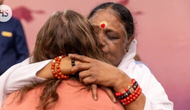 Tällainen on syleily, jonka äiti Amma antoi kymmenien miljoonien halausten kokemuksella