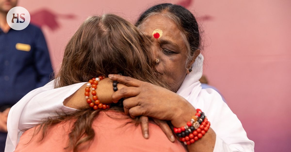 Tällainen on syleily, jonka äiti Amma antoi kymmenien miljoonien halausten kokemuksella