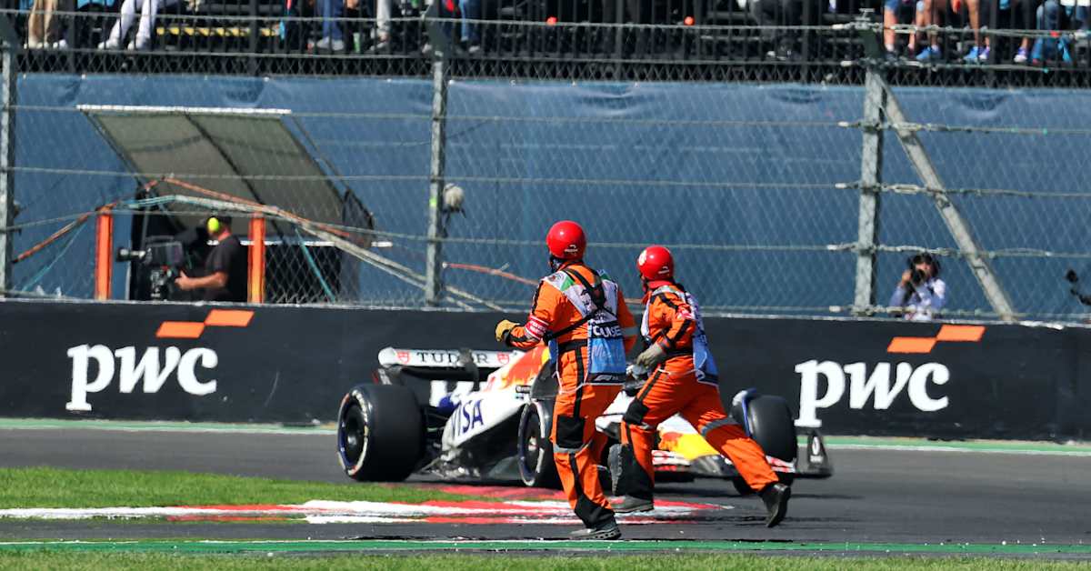 Formuloissa nähtiin lähellä piti -tilanne, kun järjestäjät sekoilivat radalla: ”Oletteko tosissanne?” | Urheilua lyhyesti