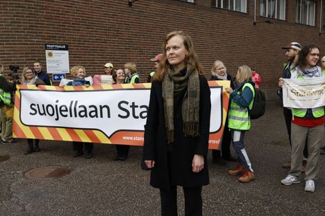 Metsäaktivisti Aino Juvonen asettui metsäkoneen eteen estääkseen hakkuut Laajasalon Stansvikissa syksyllä 2023. Häntä syytettiin Helsingin käräjäoikeudessa niskoittelusta poliisia vastaan. Stansvik-liike osoitti tukeaan oikeustalolla 9. lokakuuta.