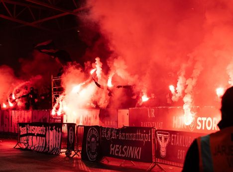 Jotkut faniryhmät polttavat soihtuja otteluissa, vaikka se on kiellettyä. Kuvituskuvassa HJK:n kannattajat polttamassa soihtuja viime syksyn Ilves-ottelusta.