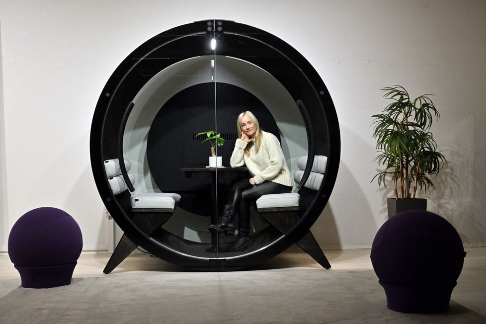 Sisustusarkkitehti Katri Virtasalo kiinnostui sisustamisesta jo lapsena. Hän kertoo ommelleensa paljon ja vaihtaneensa tiuhaan huoneensa järjestystä. ”Pistin sisustuksen uusiksi parhaimmillaan varmaan joka kuukausi.” Kuvassa Virtasalo istuu suunnittelemansa blockon sisällä.