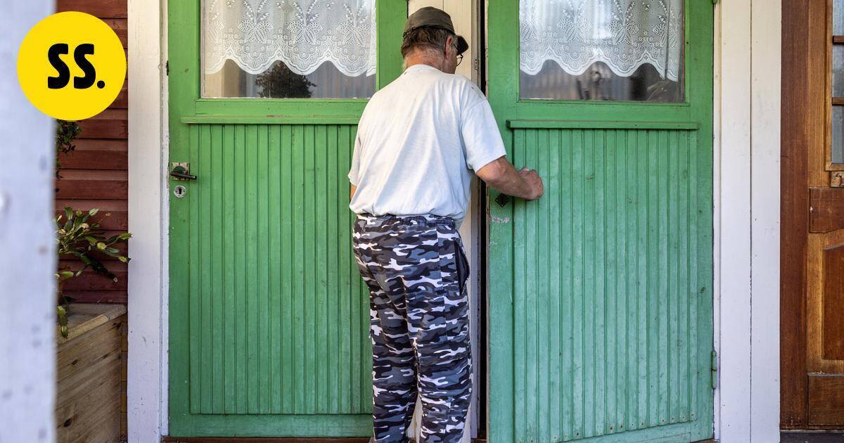 "Tuossahan se yläkerran hellahuoneessa asui" – Karjalainen pääsi kurkistamaan Katri Helenan synnyinkotiin | Savo