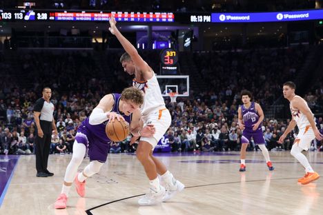 Utahin Lauri Markkanen ohittamassa Phoenixin Grayson Allenin.