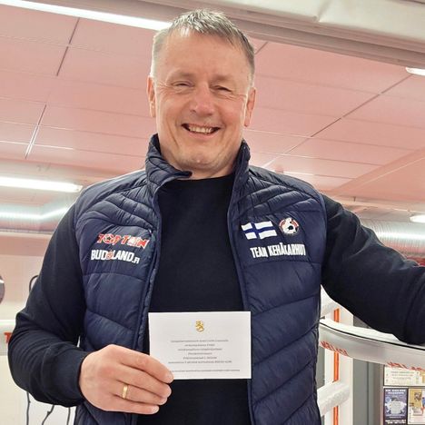 ”Sosiaaliturvaministeri Sanni Grahn-Laasosella on kunnia kutsua Teidät valtakunnalliseen isänpäiväjuhlaan Presidentinlinnaan – – sunnuntaina 9. päivänä marraskuuta 2025 klo 12”, lukee Juha Sauraman saamassa kutsussa.