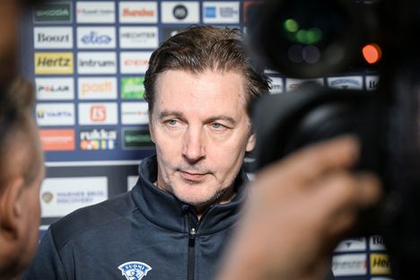 Tero Lehterä hyppäsi miesten jääkiekkomaailmasta Naisleijonien päävalmentajaksi.