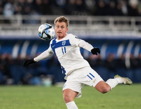 Rasmus Schüller sanoo pitävänsä pitkää maajoukkueuraansa jalkapallotaipaleensa kovimpana saavutuksena. Kuva EM-karsintaottelusta Pohjois-Irlantia vastaan marraskuulta 2023.