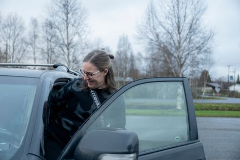 Kolarissa asuva Sanna Pitkälä on käymässä Arpelassa muun muassa auttaakseen hirvenleikkuussa.