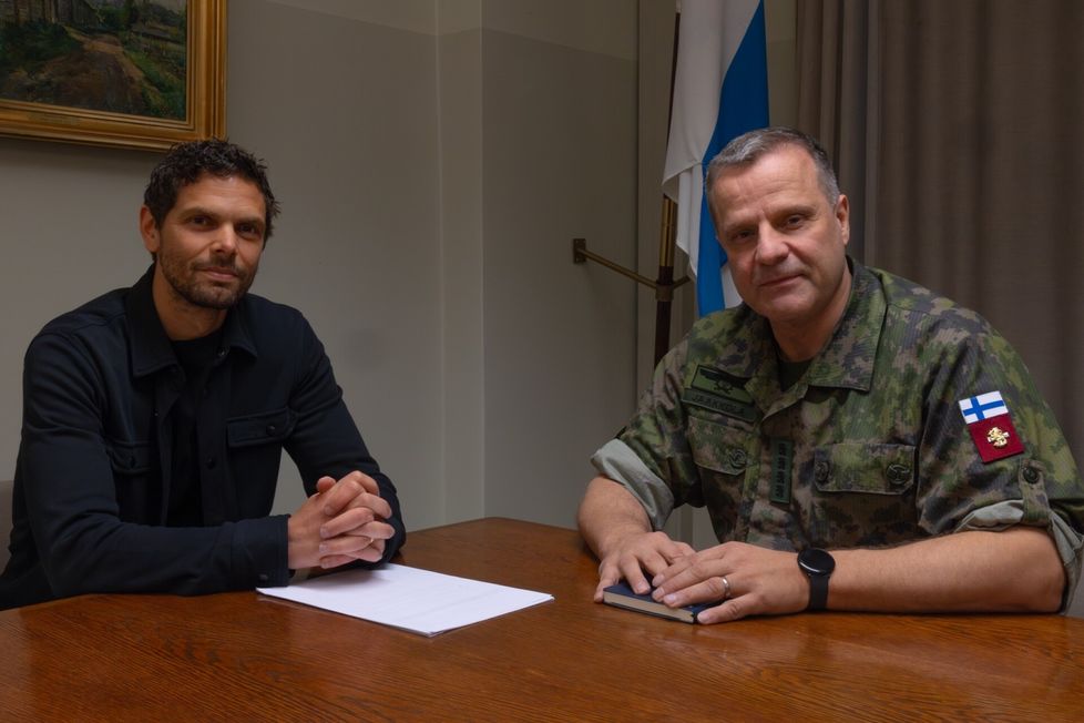 Tekoäly-yhtiö Nest AI:n taustalla olevan emoyhtiön omistava Peter Sarlin ja puolustusvoimain komentaja, kenraali Janne Jaakkola.