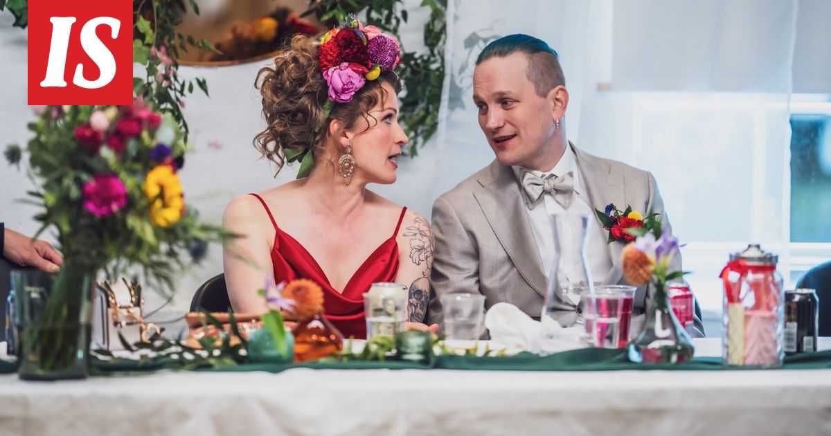 Ensitreffit alttarilla: Elisa katuu osallistumistaan