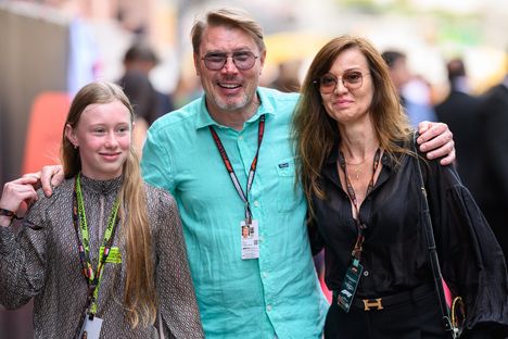 Ella (vas.), Mika ja Marketa Häkkinen kuvattuna Monacon GP:n varikolla toukokuussa 2024.