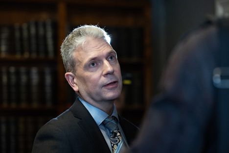 Valtionsyyttäjä Mikko Männikkö odottamassa istunnon alkua. Syyttäjä tavoittelee rajoituksia ”solvaavaan” puheeseen.