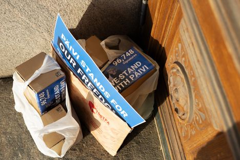 Korkeimman oikeuden ulko-oven eteen oli tuotu allekirjoituksia Räsäsen puolesta.