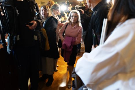 Päivi Räsänen matkalla istuntosaliin.