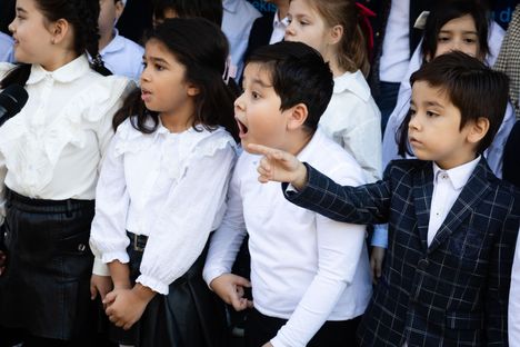 Uzbekistanilaiset koululaiset hämmästyivät nähdessään presidentti Stubbin pitkän mustan auton saapuvan koulun pihaan.