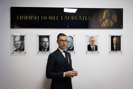 Tashkentin pohjoismaisen koulun seinällä ovat esillä kaikki suomalaiset Nobel-palkinnon saajat.