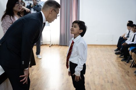 Presidentti Alexander Stubb jututti oppilasta Nordic International -koulussa.