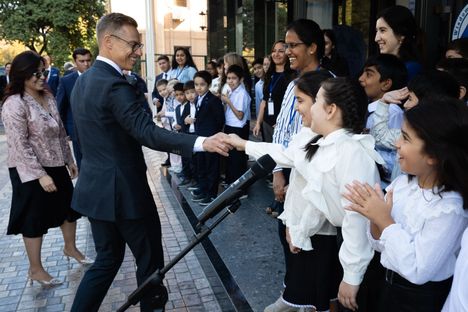 Stubb vastaanotettiin koulun pihalla lasten kuorolaululla.