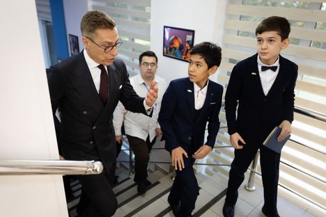 Muhammedaminov Hamidulloh (vas.) ja Kenjayev Azizbek isännöivät Alexander Stubbia kouluvierailulla.