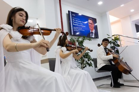 Koulun orkesteri toivotti presidentti Stubbin tervetulleeksi kouluun.