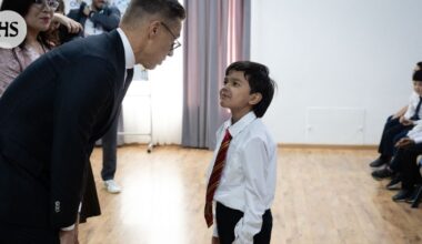 Lapset hämmästyivät, kun Stubb ajoi pihaan Uzbekistanissa